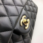 Chanel Classic Flap Bag Black Quilted Lambskin Gold CC Chain Shoulder Bag Medium
